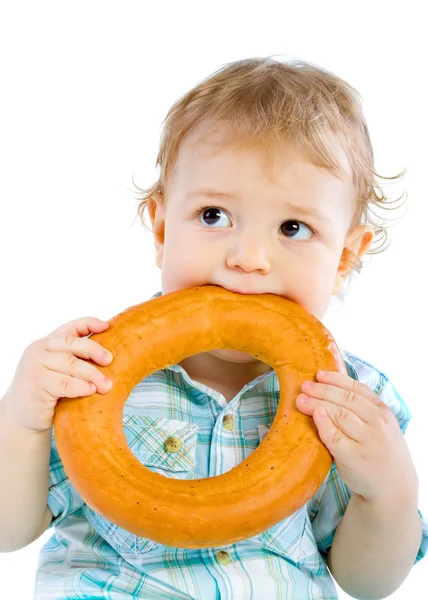 Pequeño niño sosteniendo un bagel — Foto de Stock