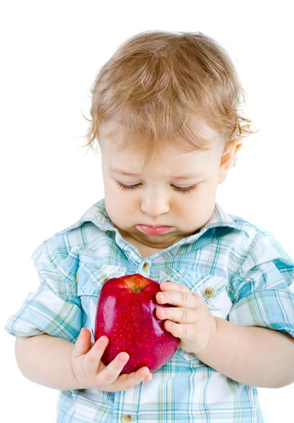 Krásný chlapeček jí červené jablko. — Stock fotografie