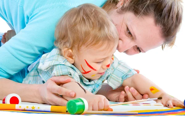 Jovem mãe desenha com o filho pinta — Fotografia de Stock