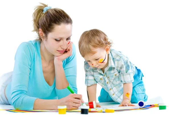 Giovane Mamma Disegna Con Figlio Dipinge Isolato — Foto Stock