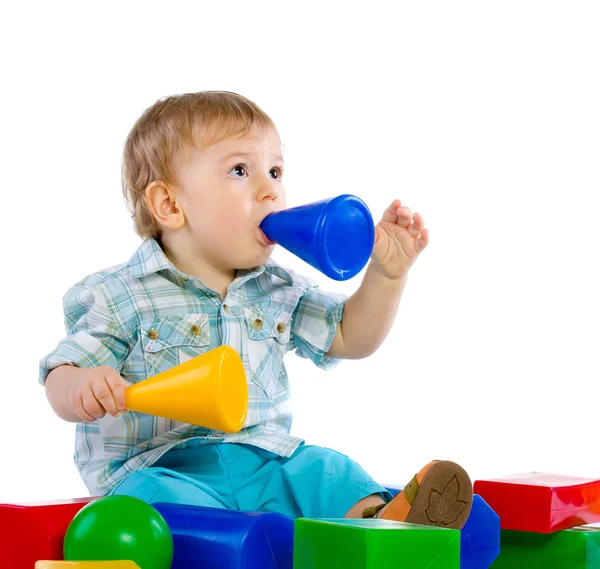 Carino piccolo bambino con mattone colorato — Foto Stock