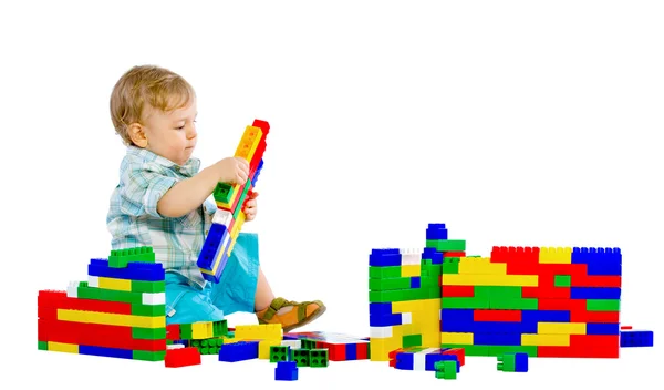 白で隔離されるカラフルなビルディング ブロックとかわいい赤ちゃん男の子 — ストック写真