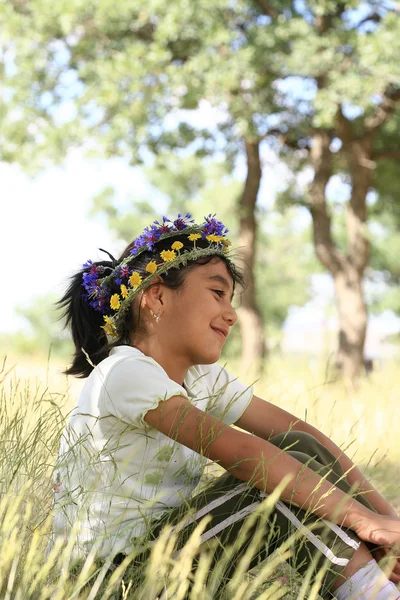 Kleine Mädchen Und Gänseblümchen — Stockfoto