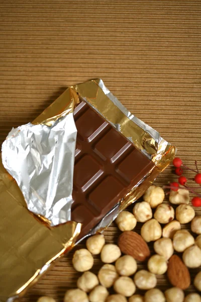 Schokolade Mit Mandeln Und Haselnuss Genießen — Stockfoto