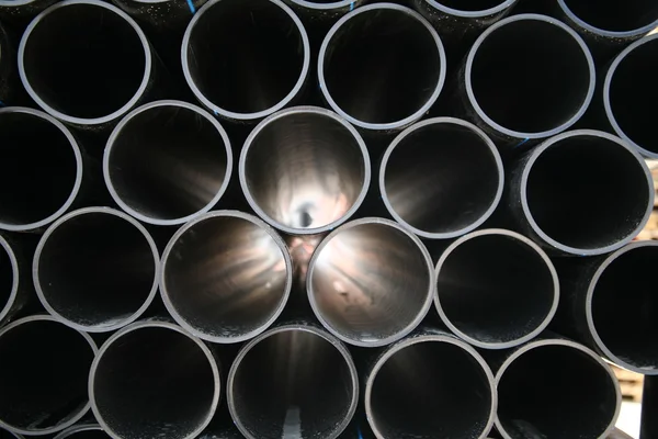 Graue PVC-Rohre auf Baustelle gestapelt — Stockfoto