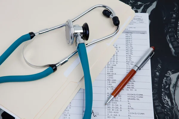 Tıbbi kayıtları ve stetoskop — Stok fotoğraf