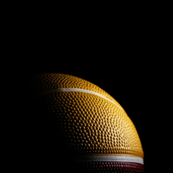 Макро баскетбола, изолированного на черном — стоковое фото
