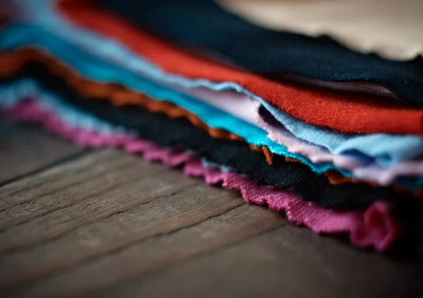 Materiais coloridos de tecido na textura da madeira, close-up . — Fotografia de Stock