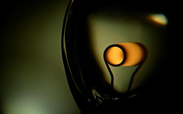 El brillo se calienta. Imagen conceptual de la lámpara incandescente en verde . — Foto de Stock
