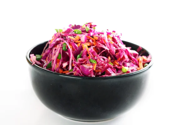 Красный капустный салат в миске — стоковое фото