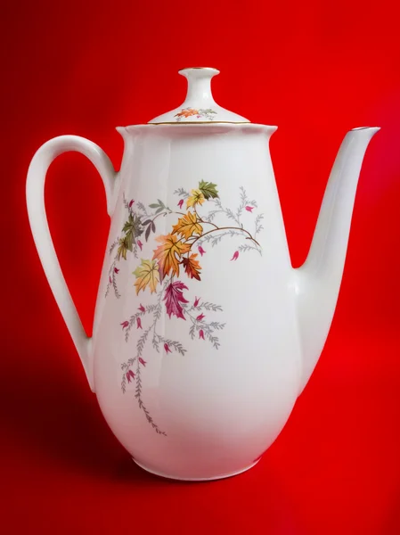 Biały duży czajnik na czerwono — Zdjęcie stockowe