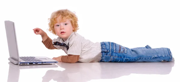 Malý chlapec a notebook Stock Snímky