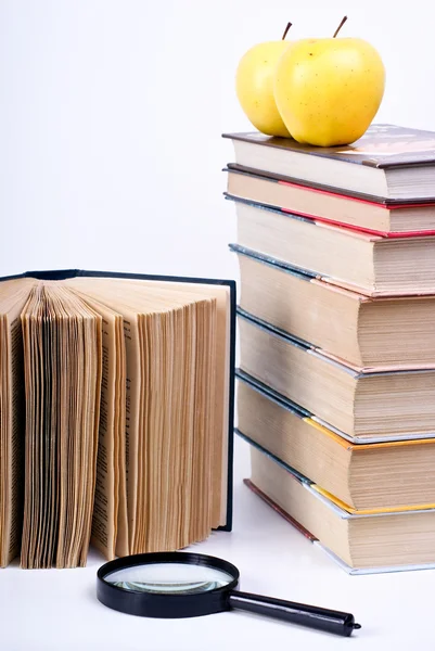 Kirjat Omenat Käsite Valkoisella Taustalla — kuvapankkivalokuva