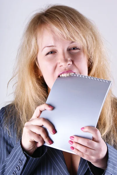 Una chica roe un cuaderno — Foto de Stock