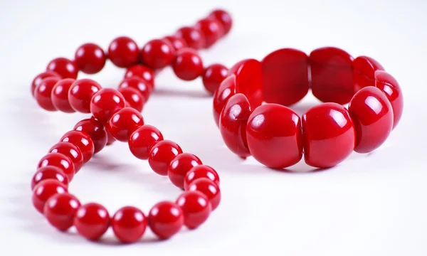 Rote Perlen Und Armband Auf Weißem Grund — Stockfoto