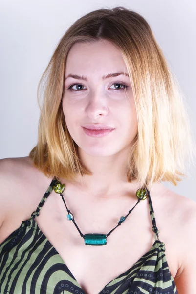 Portreit Atraktivní Blondýnka Bílém Pozadí — Stock fotografie