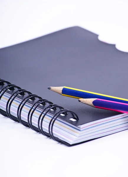 Σημειωματάριο με μια χρωματιστά μολύβια — Φωτογραφία Αρχείου