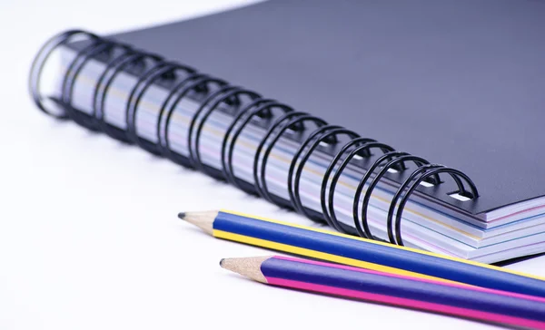 Notebook z kolorowe kredki — Zdjęcie stockowe