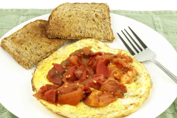 Ekologiczne jajka, tosty pomidor — Zdjęcie stockowe