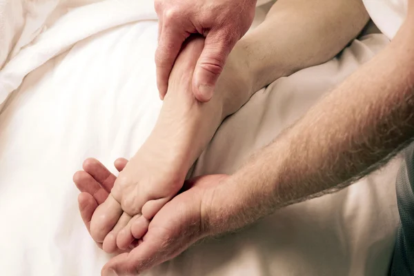 Man masseren mannelijke voet — Stockfoto