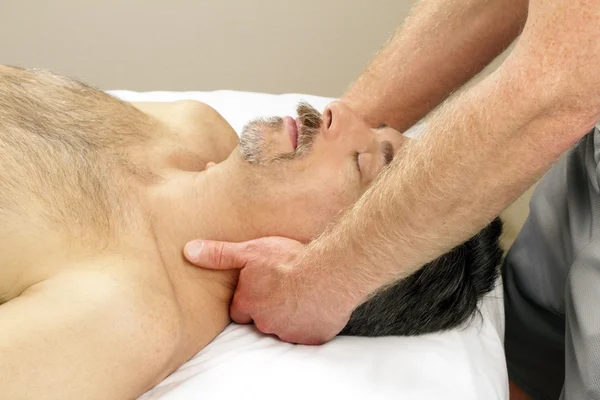 Uomo ottenere collo massaggio — Foto Stock