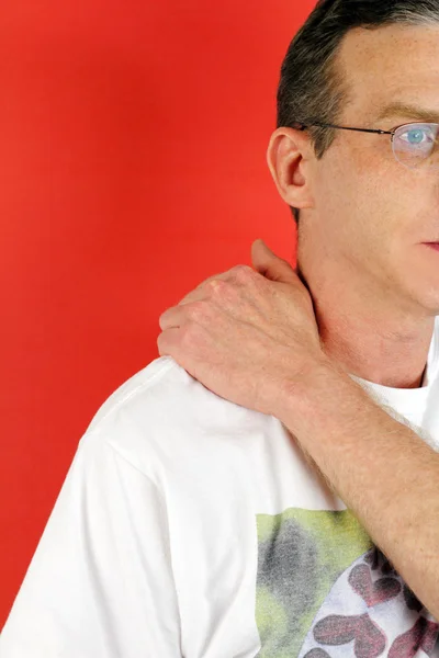 Homem massageando seu ombro — Fotografia de Stock