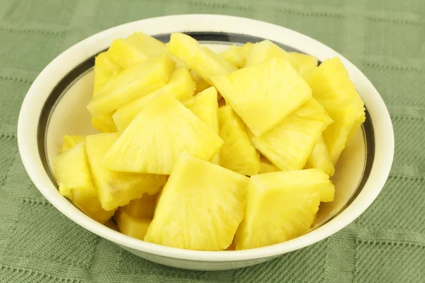 Tazón Lleno Fruta Tropical Dorada Amarilla Trozos Tamaño Bocado — Foto de Stock