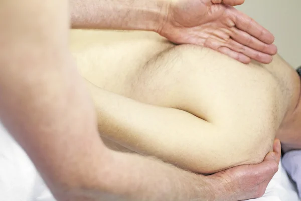 Homem Recebendo Uma Escápula Área Tratamento Muscular Terapeuta Sexo Masculino — Fotografia de Stock