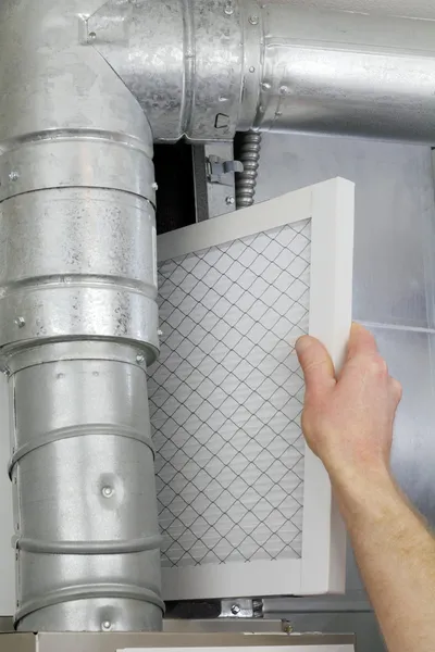 Reemplazar filtro de aire casero — Foto de Stock