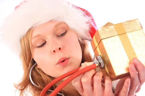 Miss Babbo Natale sta suonando una scatola regalo d'oro — Foto Stock