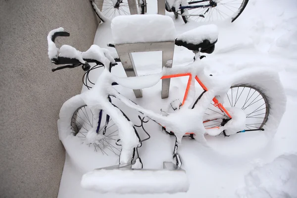 Bicicleta de montaña cubierta por una gran cantidad de nieve — Foto de Stock