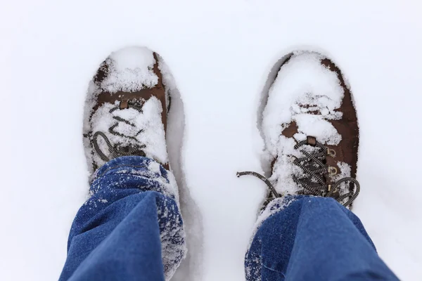 De pie en la nieve — Foto de Stock