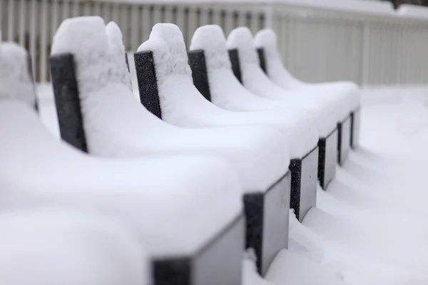 Alguns Assentos Pedra Depois Uma Noite Neve — Fotografia de Stock