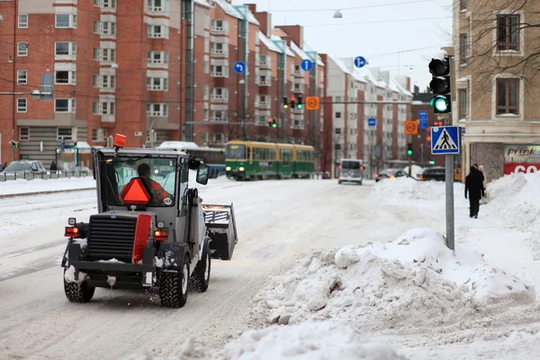 Snöiga Staden Vägen Med Vinter Clearance Och Underhåll Service Fordon — Stockfoto