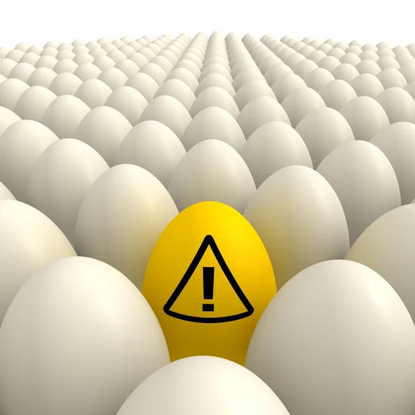 Поле яиц - одно желтое яйцо со знаком внимания — стоковое фото