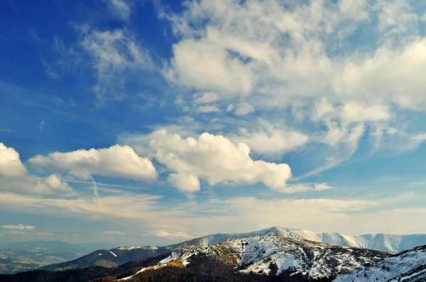 Karlı sonbahar Karpat Dağları — Stok fotoğraf