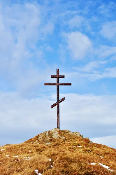 Σταυρός ενάντια στον ουρανό πάνω σε ψηλό λόφο — Φωτογραφία Αρχείου