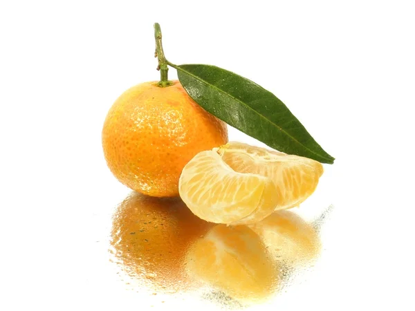 Tangerine met segmenten — Stockfoto