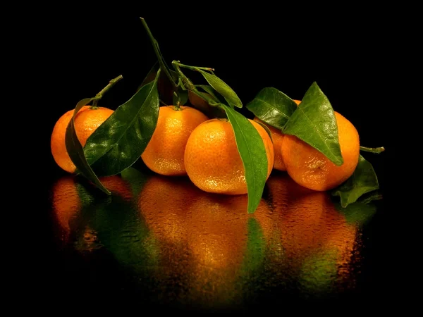 Tangerine met bladeren Stockfoto