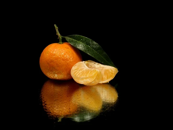 Tangerine met bladeren Rechtenvrije Stockafbeeldingen