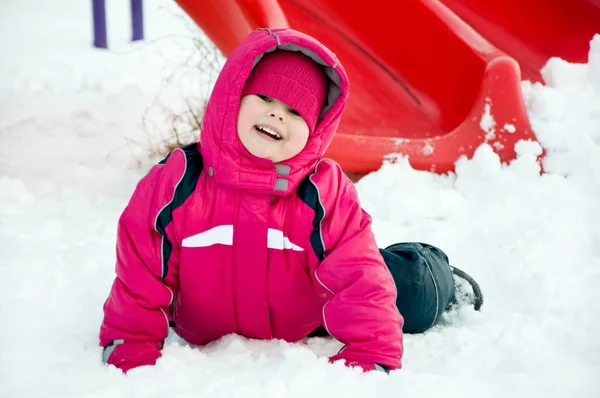 Ragazza Carina Bambino Sdraiato Sulla Neve Parco Giochi Bambini Ridere — Foto Stock