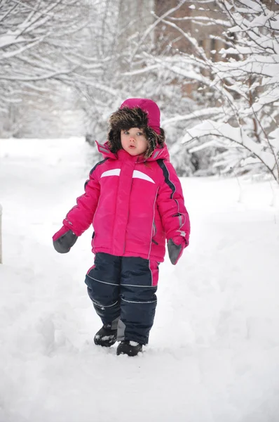 Χαριτωμένο μικρό παιδί κορίτσι περπάτημα στο όμορφο χειμώνα ημέρα — Φωτογραφία Αρχείου