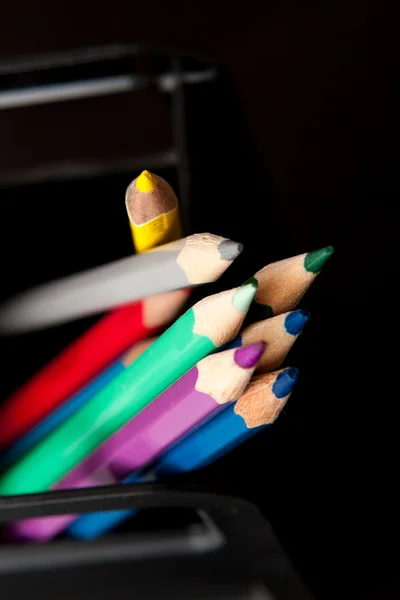 Värilliset kynät mustassa laatikossa — kuvapankkivalokuva