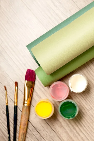 Εργαλεία του καλλιτέχνη: χρώματα, πινέλα και ένα χαρτί — Φωτογραφία Αρχείου
