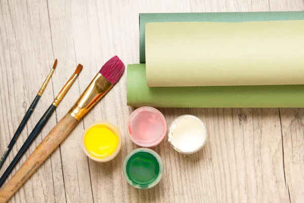 Εργαλεία του καλλιτέχνη: χρώματα, πινέλα και ένα χαρτί — Φωτογραφία Αρχείου