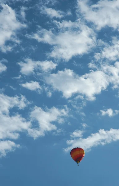 Rano niebo z balonem — Zdjęcie stockowe