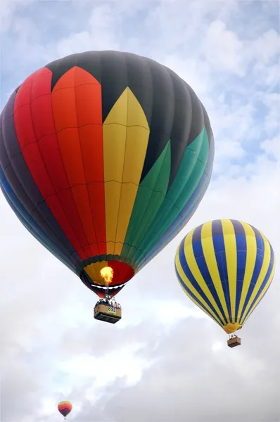 Hete lucht ballonnen op een regenachtige dag — Stockfoto