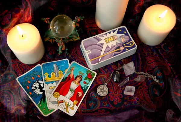 Карточки Таро и свечи — стоковое фото