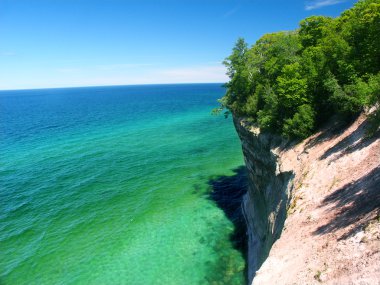 Superior gölünün görünümünden resimde kayalar Ulusal lakeshore Michigan.