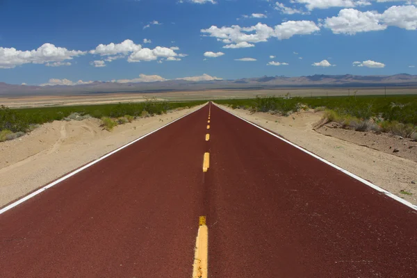 Долгая дорога через пустыню Моджаве — стоковое фото